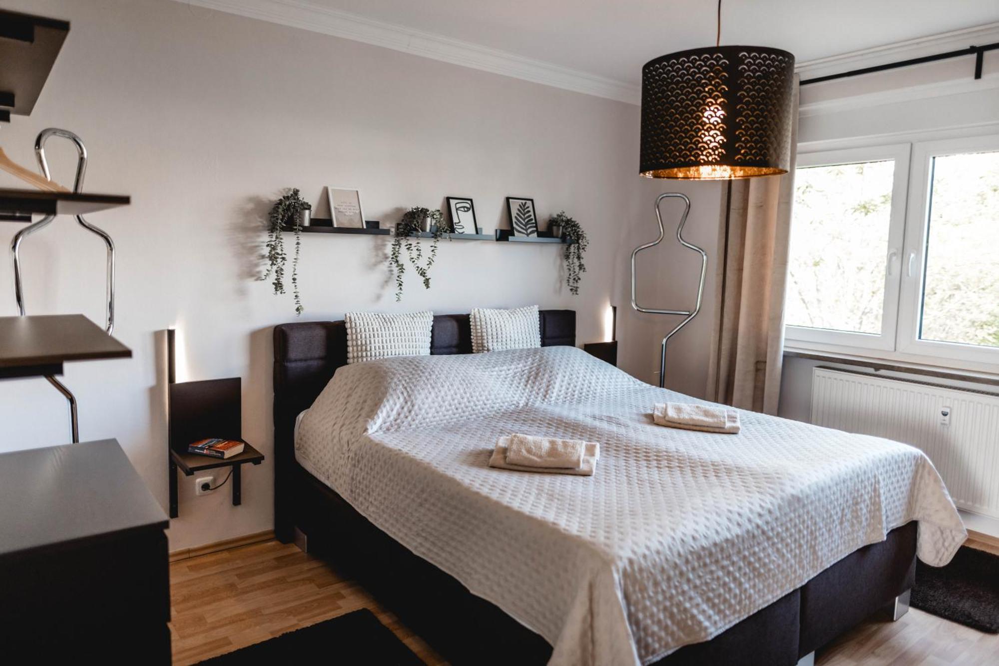 Me Homes - Grosse Moderne Designer-Wohnung Fuer Urlaub Und Business - Mit Kueche, Buero, Balkon Und 2 Parkplaetzen 拜罗伊特 外观 照片