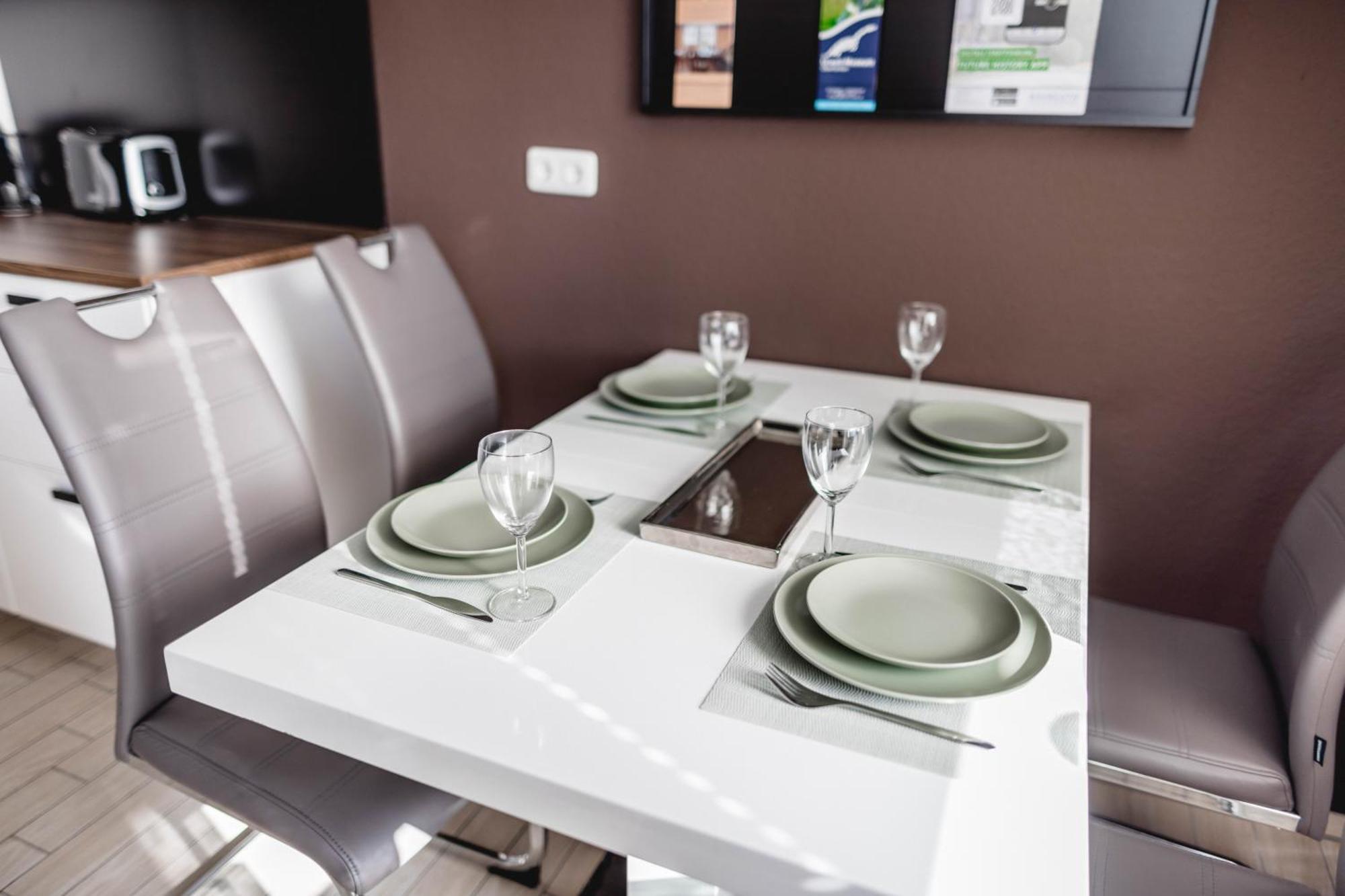 Me Homes - Grosse Moderne Designer-Wohnung Fuer Urlaub Und Business - Mit Kueche, Buero, Balkon Und 2 Parkplaetzen 拜罗伊特 外观 照片