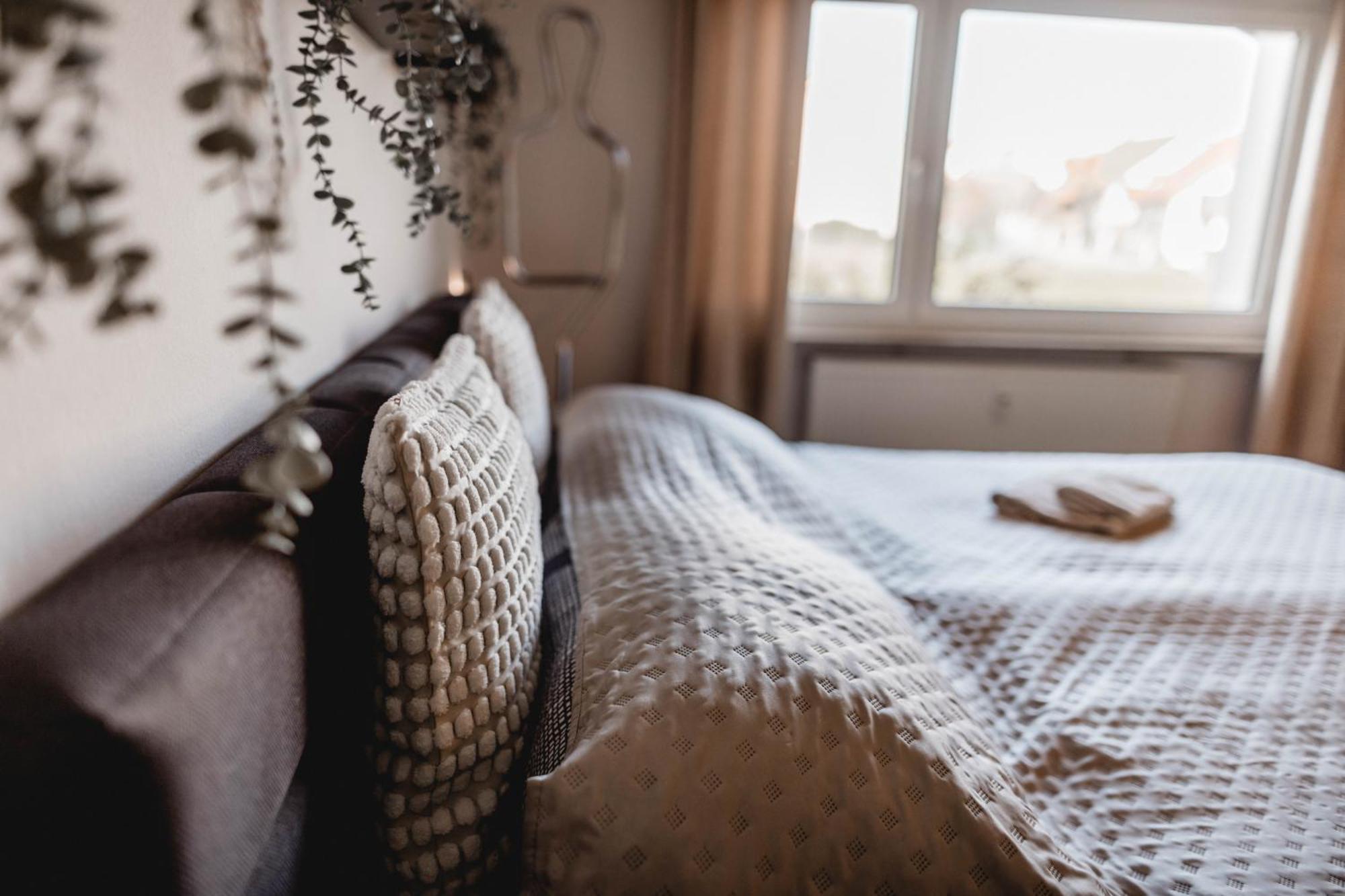 Me Homes - Grosse Moderne Designer-Wohnung Fuer Urlaub Und Business - Mit Kueche, Buero, Balkon Und 2 Parkplaetzen 拜罗伊特 外观 照片